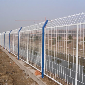 公路護欄網(wǎng)常見規(guī)格 高速公路護欄特點