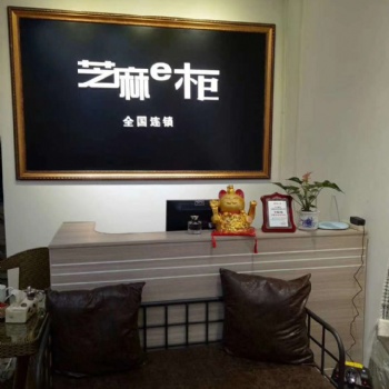 一服裝店頻繁出現(xiàn)美女，來(lái)來(lái)往往，絡(luò)繹不絕買(mǎi)衣服