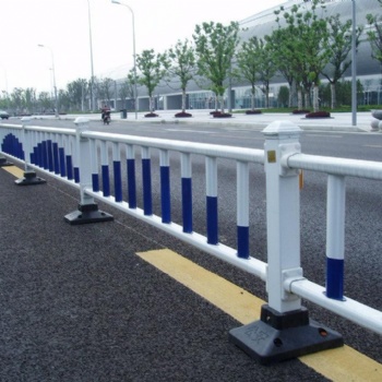 孟津現貨廠家供應鋅鋼馬路護欄公路護欄人車分離欄道路護欄長期供應