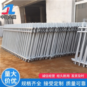 精美彩鋼圍墻護(hù)欄足球運動場草坪綠地欄桿