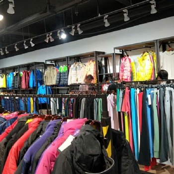 安踏運動品牌服裝廠家尾貨批發，供應直播地攤大貨