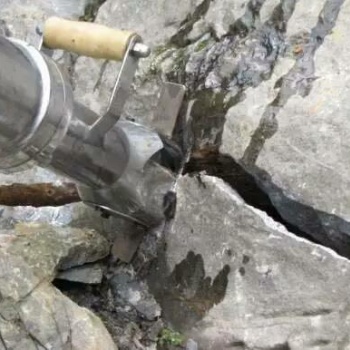 土石方工程采用液壓劈石機設(shè)備