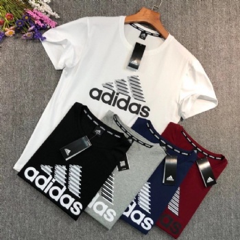 擺地?cái)傎u的服裝阿迪耐克運(yùn)動品牌服裝批發(fā)