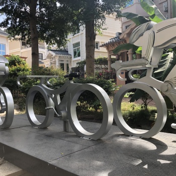 單車聯(lián)動(dòng) 沙灘鐵藝雕塑 單車競(jìng)速聯(lián)動(dòng)鐵藝景觀互動(dòng)裝置 網(wǎng)紅美陳裝置