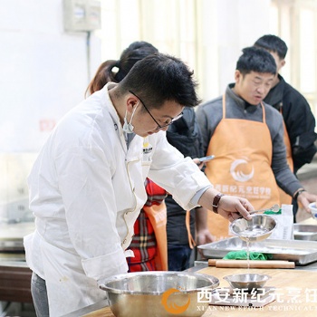 打工返鄉(xiāng)青年想創(chuàng)業(yè)學(xué)廚師專業(yè)技術(shù)認(rèn)可西安新紀(jì)元烹飪技工學(xué)校