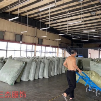 廣州三杰服飾品牌專(zhuān)柜下架女裝走份批發(fā)，連衣裙批發(fā)，羽絨服批發(fā)，雙面呢批發(fā)