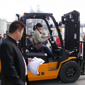 講解叉車倒車的目標(biāo)選擇和操作方法
