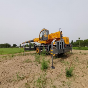 全液壓伸縮臂輪式越野吊車(chē) 能爬坡吊重行走四驅(qū)越野吊車(chē)