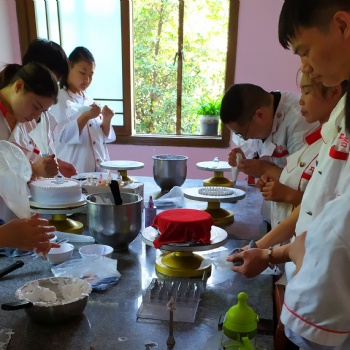 西點(diǎn)蛋糕培訓(xùn)學(xué)校位置在哪學(xué)費(fèi)多少