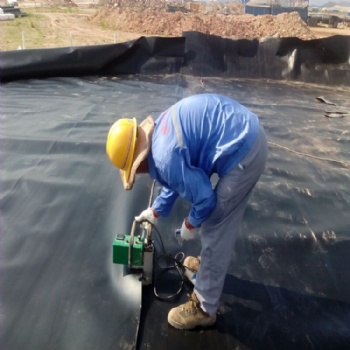 環保防滲材料HDPE土工膜、垃圾填埋場防滲材料HDPE土工膜、聚酯長絲土工布廠家