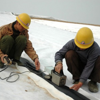 城市建設HDPE防滲土工膜、河道治理兩布一膜復合土工膜、聚酯長絲土工布德州廠家
