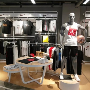 耐克阿迪折扣店加盟：原來店鋪模特陳列有這么多學問！耐克優(yōu)質(zhì)正品貨源渠道