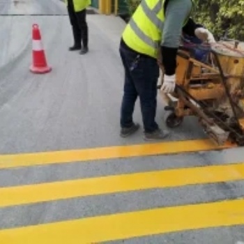 廣州小區(qū)街道停車位舊標線改造 舊線清除 重劃新線