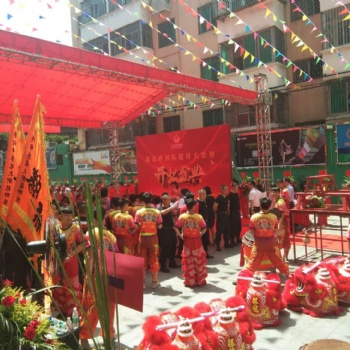 南海禮儀慶典策劃執(zhí)行公司軒慶晚會(huì)舞臺(tái)搭建慶典舞臺(tái)桁架背景拱門立柱出租及場地布置安裝