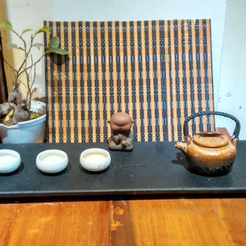蒙古黑石茶盤之美 探索火燒面與茶盤藝術(shù)的融合之旅