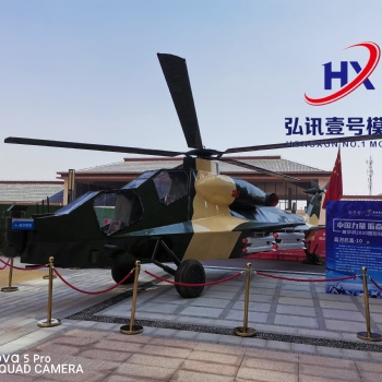 武直十螺旋槳旋轉(zhuǎn)，駕駛艙可坐人，飛機(jī)模型
